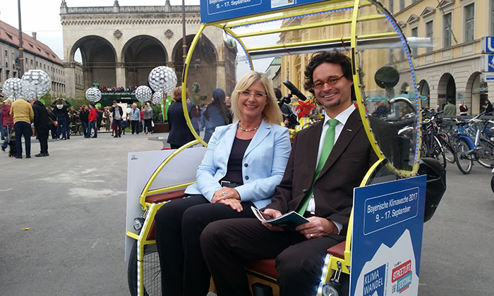 Umweltministerin Ulrike Scharf und Martin Glöckner von Greencity in der Rikscha Umweltministerin Ulrike Scharf und Martin Glöckner von Greencity in der Rikscha