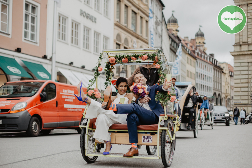 rikschaguide.com | Die Muenchner Rikschafahrer/-innen | Fröhliche Hochzeitsfahrt mit der Rikscha durch München rikschaguide.com | Die Muenchner Rikschafahrer/-innen | Fröhliche Hochzeitsfahrt mit der Rikscha durch München