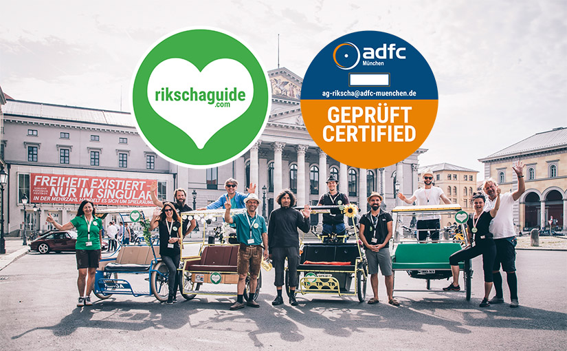 Die Münchner Rikscha-Guides auf dem Max-Joseph-Platz, vor der Kulisse des bayrischen Nationaltheaters (Oper)
